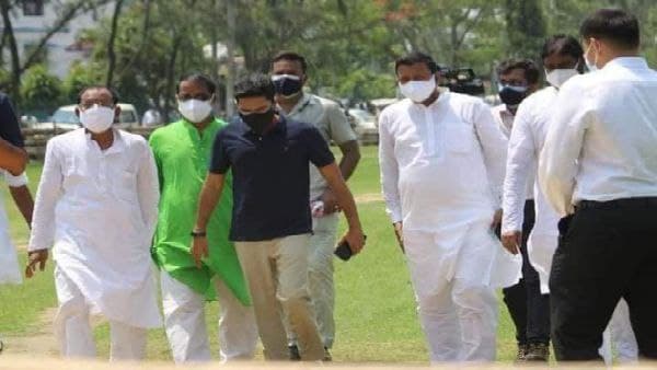 নিশানায় অখিল নিশানায় অখিল