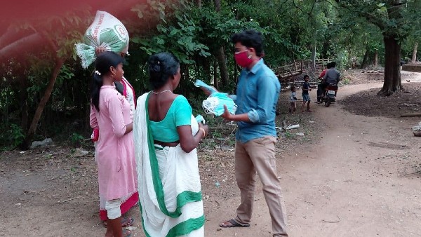 জেলা হাসপাতাল ৪০ কিমি দূরে, বেলপাহাড়ির কোভিড রোগীদের ভরসা শিলদা সেভিয়ার্সরা