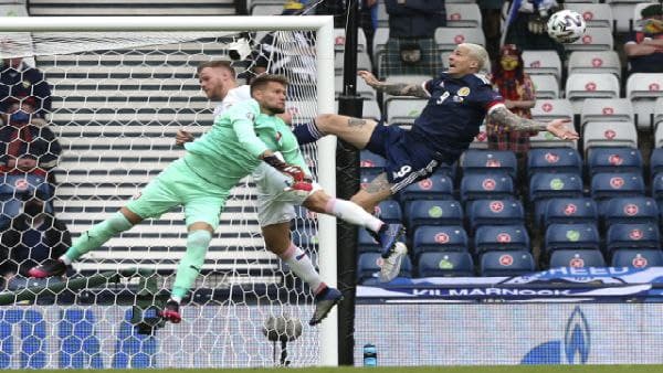 সিকের জোড়া গোলে স্কটল্যান্ডকে হারাল চেক