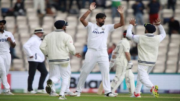 শেষ ওভারে ধাক্কা