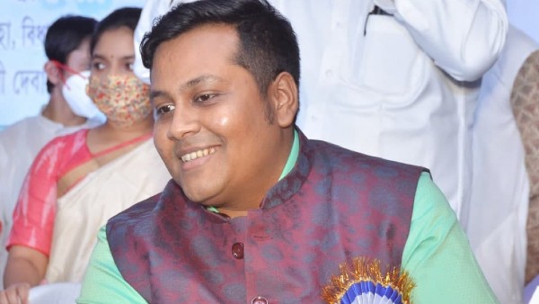 একজন প্রণাম করলেও সেটা কেলেঙ্কারি!