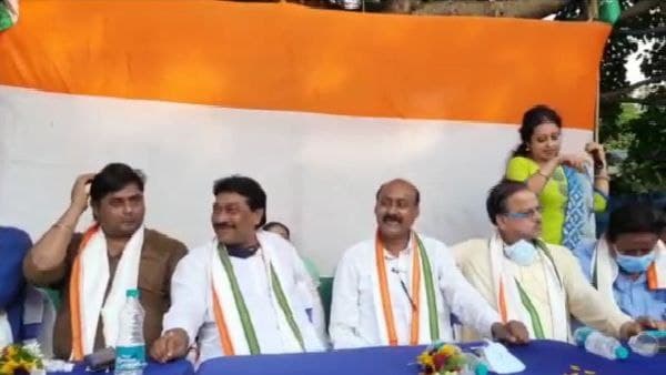 পাশে নেই দল
