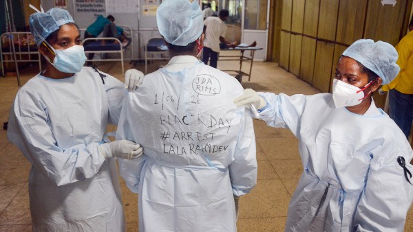 পিপিই কিটে বার্তা লিখে প্রতিবাদ পিপিই কিটে বার্তা লিখে প্রতিবাদ