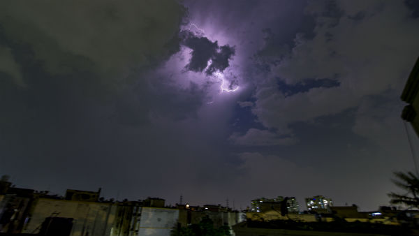 গাড়ি বা ট্রেনের ভিতরে থাকলে বিপদের আশঙ্কা কম, তবে... 