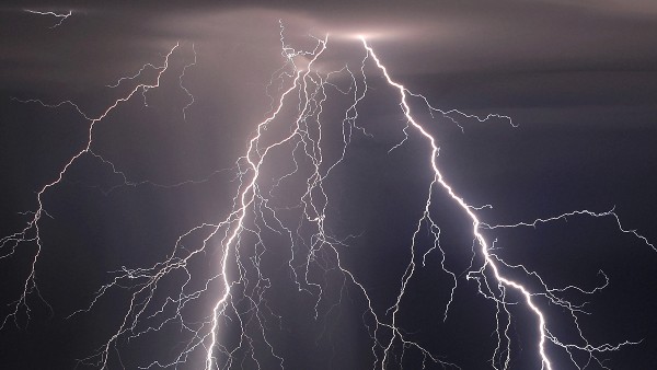 খোলা জায়গায় থাকলে মাটিতে শুয়ে পড়া দরকার 