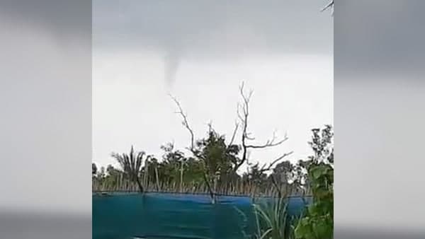 দিন কয়েক আগে উত্তর ২৪ পরগনা ও হুগলিতে টর্নেডো দিন কয়েক আগে উত্তর ২৪ পরগনা ও হুগলিতে টর্নেডো