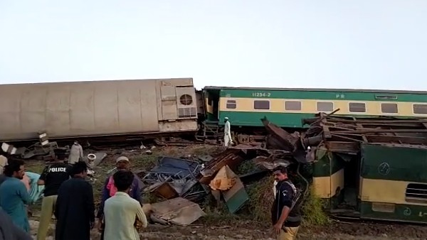 পাকিস্তানে দুই প্যাসেঞ্জার ট্রেনের মুখোমুখি সংঘর্ষ! ভয়াবহ দুর্ঘটনায় মৃত কমপক্ষে ৩০, আহত বহু পাকিস্তানে দুই প্যাসেঞ্জার ট্রেনের মুখোমুখি সংঘর্ষ! ভয়াবহ দুর্ঘটনায় মৃত কমপক্ষে ৩০, আহত বহু