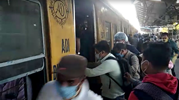 লোকাল ট্রেনে বাধা কেন, প্রশ্ন নিত্য যাত্রীদের লোকাল ট্রেনে বাধা কেন, প্রশ্ন নিত্য যাত্রীদের