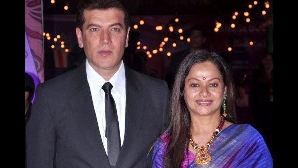 ফারাক বয়সে, তুড়ি মেরে উড়িয়ে প্রেম!