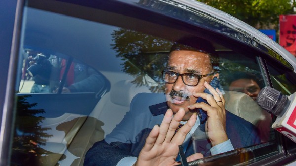 ২০১৮ সালে নাটকীয় ভাবে অলোক বর্মাকে পদ থেকে সরায় সরকার