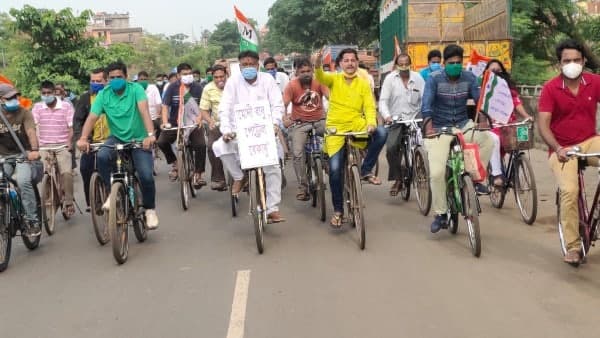 মন্ত্রীর বিধানসভায় যাত্রা সাইকেল চালিয়ে