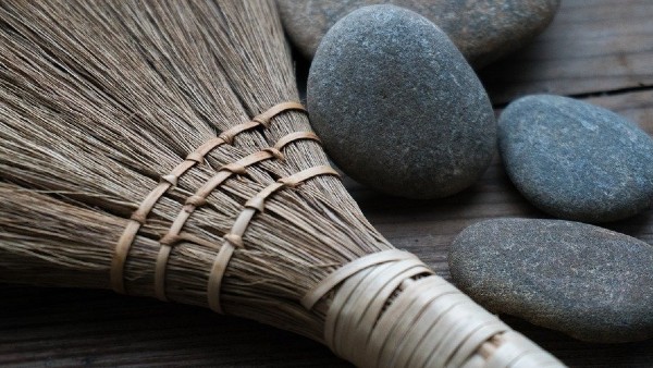 আলমারির কাছে ঝাঁটা নয় আলমারির কাছে ঝাঁটা নয়