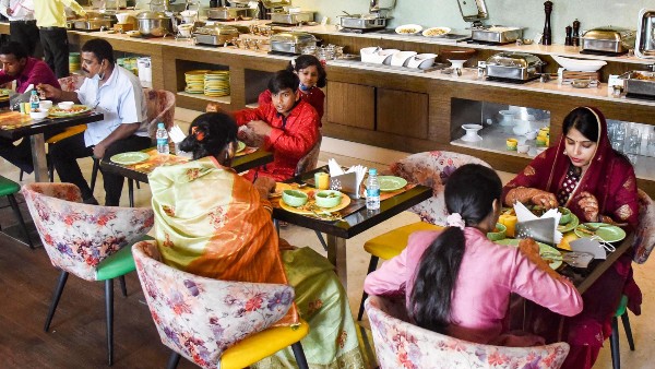 অন্ন জোগাচ্ছে কমিউনিটি কিচেন