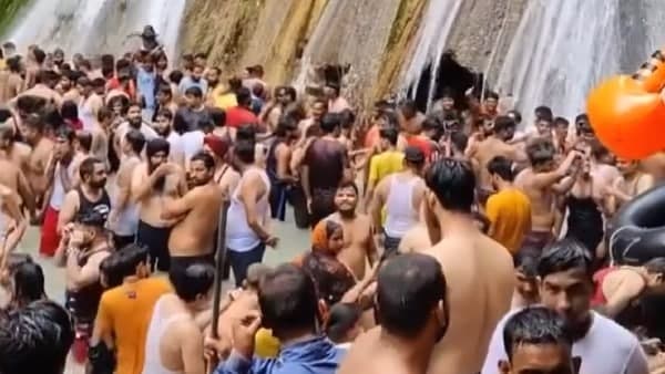 মাস্ক ছাড়াই চলছে জলকেলি!