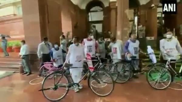 রাজধানীর রাস্তায় সাইকেলে সাংসদরা