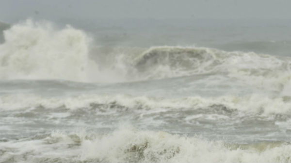 উত্তাল দিঘার সমুদ্র। উত্তাল দিঘার সমুদ্র।