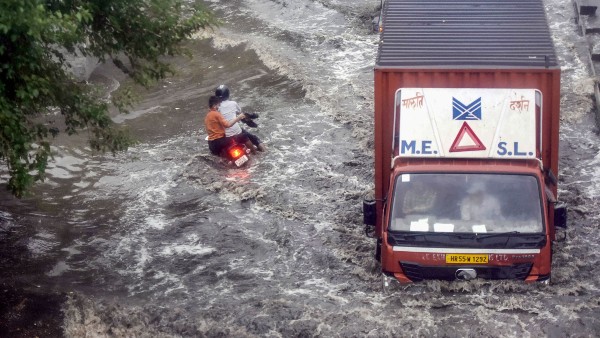  ভাসছে দিল্লি