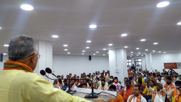 একের পর পর এক অভিনেতা-অভিনেত্রীর বিজেপি ত্যাগ 