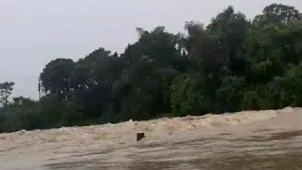 জল ছাড়ছে ব্যারাজ