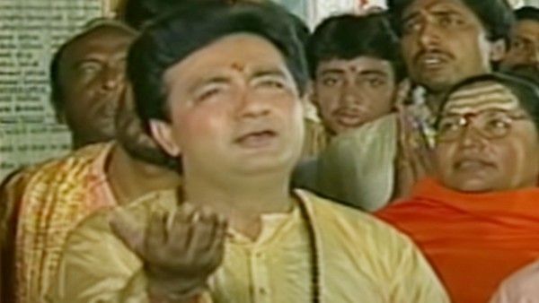  ঘড়ির কাঁটায় তখন ১০:১০ মিনিট..