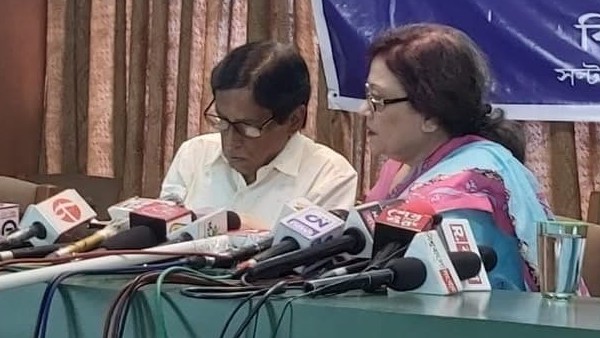 ওঁর (মহুয়া দাসের) ক্ষমা চাওয়া উচিৎ এরকম মন্তব্যের জন্য, বললেন সাহিত্যিক আবুল বাসার 