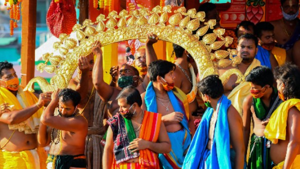 ২০৮ কেজির সোনা পরানো হয়! ২০৮ কেজির সোনা পরানো হয়!