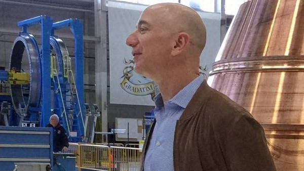 জেফের আগে মহাকাশে গিয়েছিলেন রিচার্ড গ্যানসন 