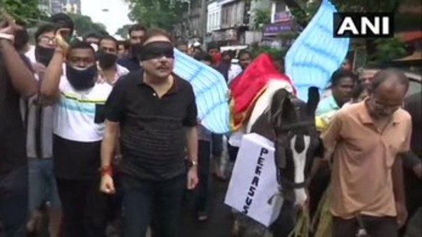 চোখে কালো কাপড় বেঁধে প্রতিবাদ