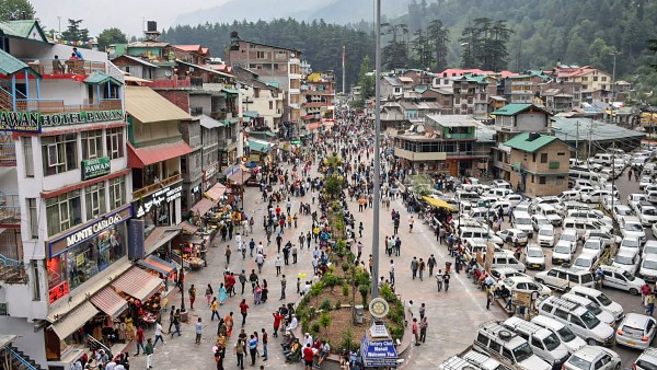 জুনের গরমেই ভিড় বাড়ে মানালিতে 