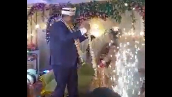 দেখুন বরমালার সময়ের কাণ্ড দেখুন বরমালার সময়ের কাণ্ড