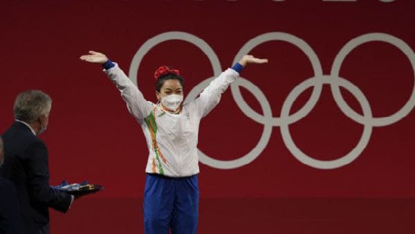 ক্লিন অ্যান্ড জার্কে মীরাবাঈয়ের মুখে হাসি, অবিস্মরণীয় মুহূর্ত ক্লিন অ্যান্ড জার্কে মীরাবাঈয়ের মুখে হাসি, অবিস্মরণীয় মুহূর্ত