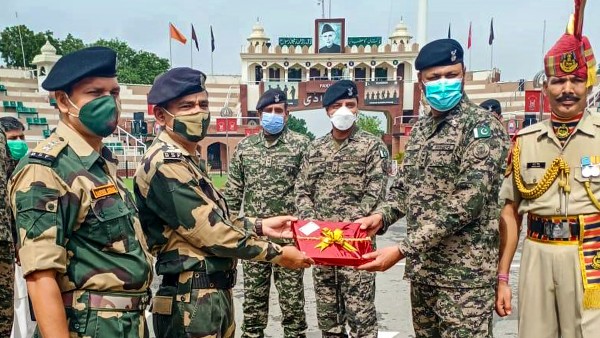 পুলওয়ামা হামলার পর প্রথমবার ইদ উপলক্ষ্যে মিষ্টি–শুভেচ্ছা বিনিময় ভারত–পাকিস্তানের মধ্যে পুলওয়ামা হামলার পর প্রথমবার ইদ উপলক্ষ্যে মিষ্টি–শুভেচ্ছা বিনিময় ভারত–পাকিস্তানের মধ্যে