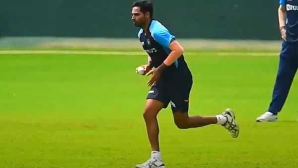 ধাওয়ান বনাম ভুবনেশ্বর ধাওয়ান বনাম ভুবনেশ্বর