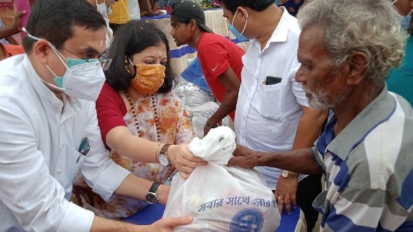 গ্রামে গ্রামে ছুটছেন ডঃ গাঙ্গুলি গ্রামে গ্রামে ছুটছেন ডঃ গাঙ্গুলি