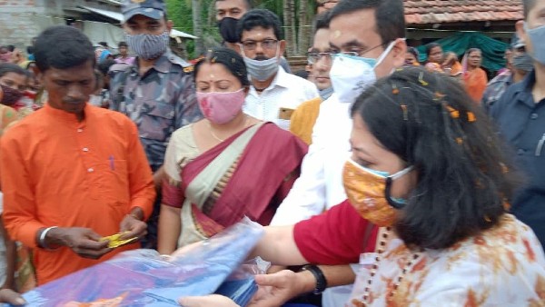 লাল মাটির রাস্তায় ভ্যানে চেপেই গ্রামে ত্রান পৌঁছে দিচ্ছেন অনির্বাণ লাল মাটির রাস্তায় ভ্যানে চেপেই গ্রামে ত্রান পৌঁছে দিচ্ছেন অনির্বাণ