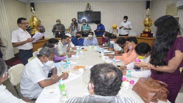 বৈঠকে নেই লাল হলুদ বৈঠকে নেই লাল হলুদ