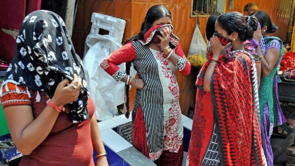 ঠিক যে কারণে সিঁদুরে মেঘ দেখছে দুর্বার! ঠিক যে কারণে সিঁদুরে মেঘ দেখছে দুর্বার!