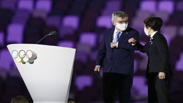 দর্শকশূন্য স্টেডিয়ামে 