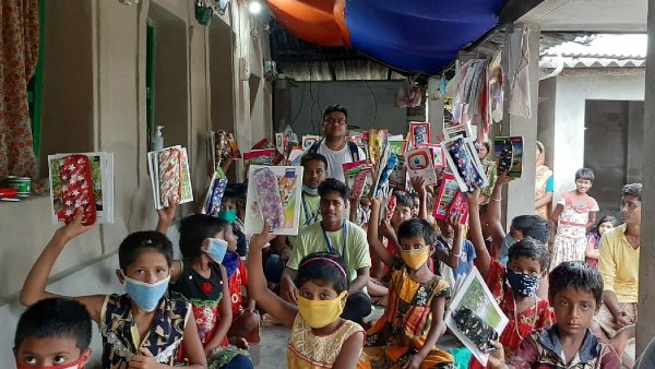 দায়িত্ব বাড়ে 'রোলকাকুর', খাবারের পর শিক্ষা হয়ে ওঠে অনাহারের বিরুদ্ধে অস্ত্র!