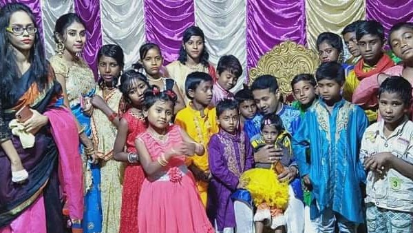 লড়াই কঠিন তবে হাল ছাড়ছেন না পথশিশুদের রোলকাকু