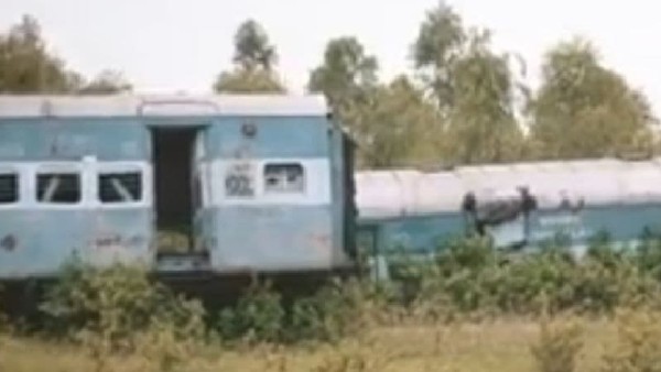স্থানীয়দের দাবি, অন্ধকার নামলেই কান্নার আওয়াজ ভেসে আসে কামরাগুলো থেকে! স্থানীয়দের দাবি, অন্ধকার নামলেই কান্নার আওয়াজ ভেসে আসে কামরাগুলো থেকে!