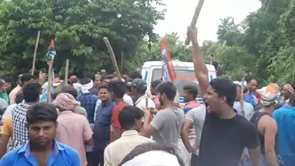 তৃণমূলের প্রধানের বিরুদ্ধেই অনাস্থা তৃণমূলের তৃণমূলের প্রধানের বিরুদ্ধেই অনাস্থা তৃণমূলের
