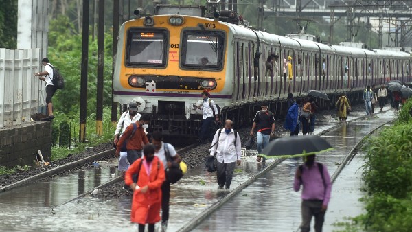বন্ধ একাধিক ট্রেন পরিষেবা