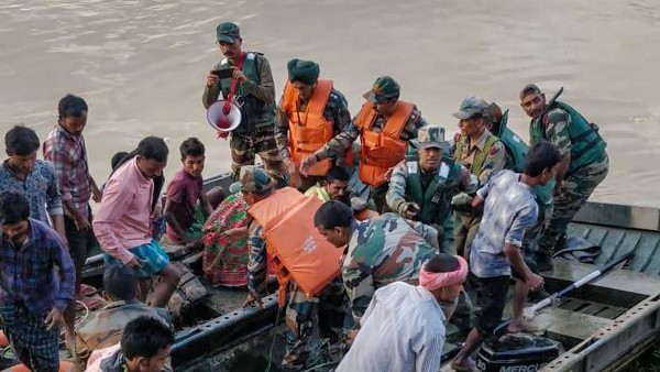 উদ্ধারে নেমেছে ভারতীয় নৌ বাহিনী