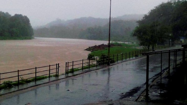 বিপদসীমার ওপর দিয়ে বইছে নদী