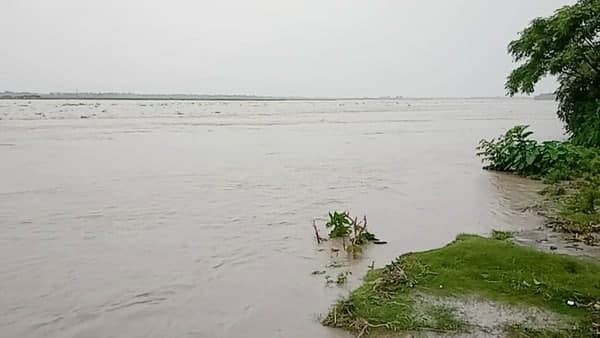 বঙ্গোপসাগর থেকে ঢুকছে প্রচুর জলীয় বাষ্প বঙ্গোপসাগর থেকে ঢুকছে প্রচুর জলীয় বাষ্প