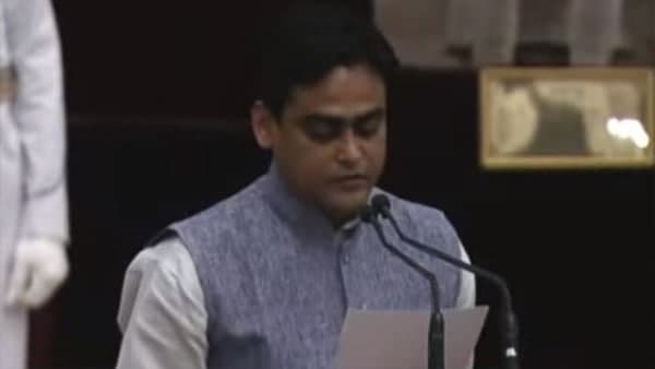  বাংলার নেতারা কে কোন ভাষায় পড়লেন শপথ?