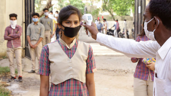 স্কুলের পড়ুয়াদের সঙ্গে দেখা করেন স্কুলের পড়ুয়াদের সঙ্গে দেখা করেন