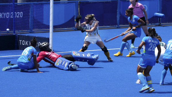 দুই দলের হাড্ডাহাড্ডি লড়াই 