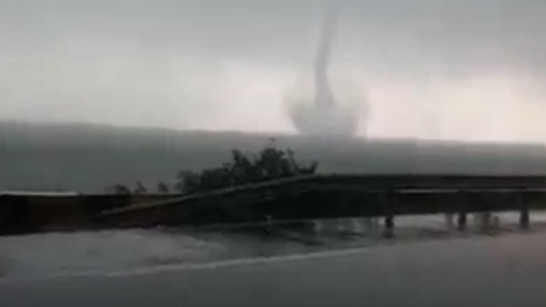 নদীর মধ্যেই সেটি ক্রমশ পাক খেয়েছে।